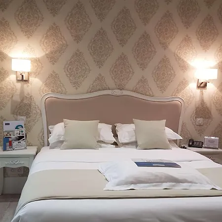 מלון Kyriad Hyper Centre Hotel, Appartements, Seminaires Et Soins Sothys Paris