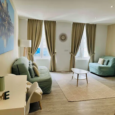 Kyriad Hyper Centre Hotel, Appartements, Seminaires Et Soins Sothys Paris Saumur