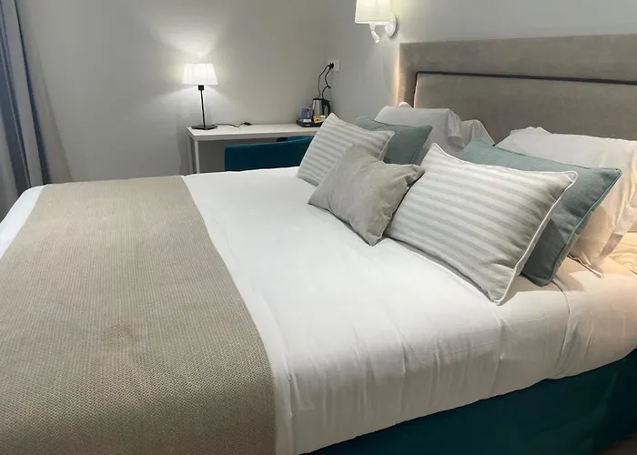 Kyriad Hyper Centre Hotel, Appartements, Seminaires Et Soins Sothys Paris 3* Saumur