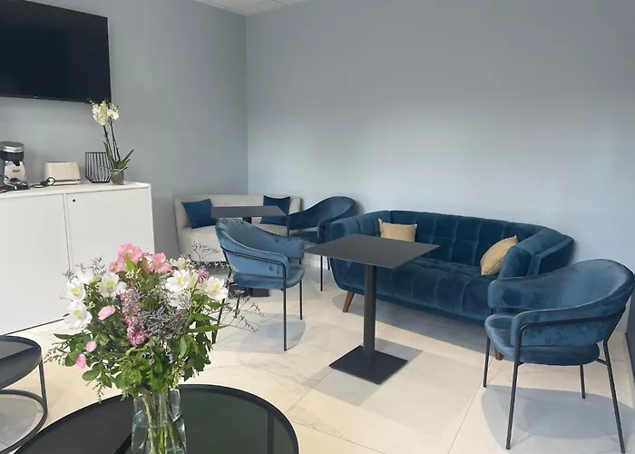 Kyriad Hyper Centre Hotel, Appartements, Seminaires Et Soins Sothys Paris Saumur