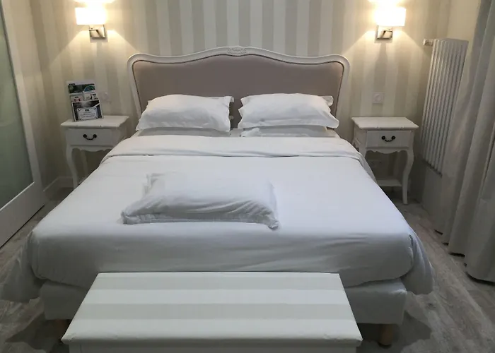 Kyriad Hyper Centre Hotel, Appartements, Seminaires Et Soins Sothys Paris Saumur